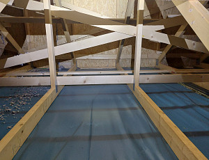 Zateplení dřevostavby rodinného domu pomocí foukané izolace